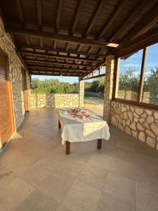 - un patio avec une table dans un bâtiment en pierre dans l'établissement Villa Tuscia apartments, à Tuscania