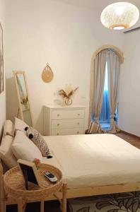 1 dormitorio con cama, sofá y ventana en Vichome en Catania