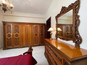 卡斯泰爾韋特拉諾的住宿－Selinunte Street House，一间带镜子和木制梳妆台的卧室