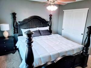 - une chambre avec un grand lit et un ventilateur de plafond dans l'établissement Nice and quiet neighborhood, à Omaha