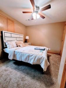 - une chambre avec un lit et un ventilateur de plafond dans l'établissement Nice and quiet neighborhood, à Omaha