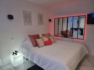 Posteľ alebo postele v izbe v ubytovaní Suite BULLE D'AMOUR Balnèo Spa & Terrasse à 5 min des plages