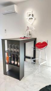 Kuchyňa alebo kuchynka v ubytovaní Suite BULLE D'AMOUR Balnèo Spa & Terrasse à 5 min des plages + 9 fotografií