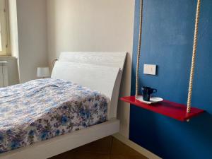 een slaapkamer met een schommelbed en een rode tafel bij 916 Holiday Home in Ranzanico