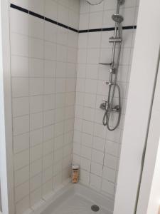 y baño con ducha de azulejos blancos. en Maisondeville_le_cent_un en Angoulême