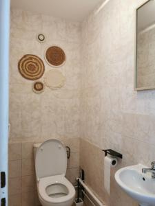 łazienka z toaletą i umywalką w obiekcie Maisondeville_le_cent_un w mieście Angoulême
