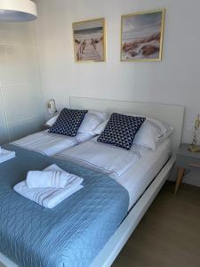 two beds sitting next to each other in a bedroom at Apartament Coral in Grzybowo