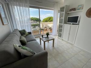 勒格罗-迪鲁瓦Studio le Vue mer Accès direct à la plage Parking privé Clim belle terrasse的带沙发和桌子的客厅