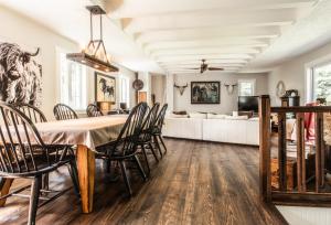 a dining room and living room with a table and chairs at Villa au toit rouge - Massif du Sud 