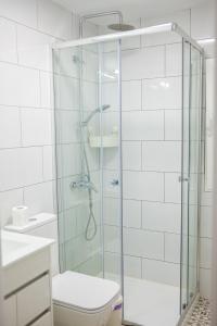 uma casa de banho com um chuveiro, um WC e um lavatório. em The Little Blondies 1 em Las Palmas de Gran Canaria