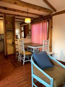 a dining room with a table and chairs at Agradable y Acogedora casa de playa in Papudo