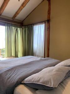 a bedroom with two beds and a window at Agradable y Acogedora casa de playa in Papudo
