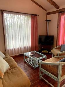 a living room with a couch and a coffee table at Agradable y Acogedora casa de playa in Papudo