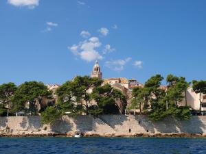 Blick auf die Stadt vom Wasser in der Unterkunft Maria's Place in Korčula