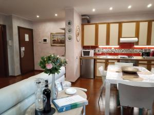 A kitchen or kitchenette at I Tre Oleandri Varenna