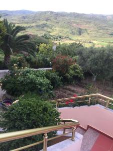 balcón con banco y vistas a un campo en Villa Mukaj, en Fratar