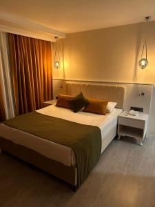 Postel nebo postele na pokoji v ubytování Aura Boutique Hotel