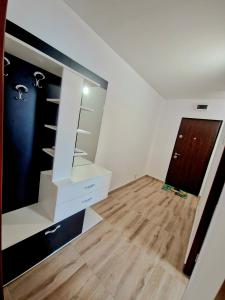 een witte kamer met een trap en een spiegel bij Maribelle Appartments in Târgovişte