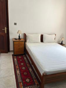 um quarto com uma cama com uma mesa-de-cabeceira e uma cama sidx sidx em Casa Medina Sanaa Tetouan em Tétouan