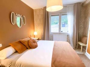 Rúm í herbergi á Típica Casa Andorrana en Encamp l by BonesVacances