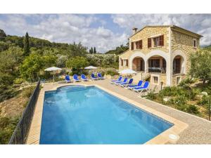 una villa con piscina di fronte a una casa di Belvilla by OYO Pla de Ses Rotes a Campanet