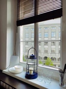 Duży prywatny pokój blisko Starego Miasta. Pokój 7 في وارسو: نافذة مع طاولة مع نظارة وشمعة