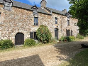 une ancienne maison en briques avec une allée en face de celle-ci dans l'établissement Le 44, à Baguer-Pican