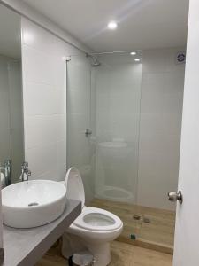 W łazience znajduje się toaleta, umywalka i prysznic. w obiekcie Casa Tía María Yucay w mieście Yucay