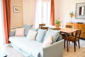 ein Wohnzimmer mit einem Sofa und einem Tisch in der Unterkunft Spacious & Bright flat with balcony in Lávrio