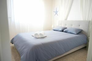 um quarto com uma cama com duas toalhas em Ocean Blue House 17 em Meneou