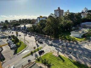 una vista aérea de una concurrida calle de la ciudad con coches en Apartamento executivo, en Florianópolis