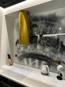 blat kuchenny z obrazem mostu w obiekcie Golden Flamingo Apartment w Gdańsku