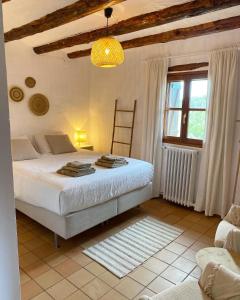 - une chambre avec un lit blanc et une fenêtre dans l'établissement B&B Mas del Pi, à Valderrobres