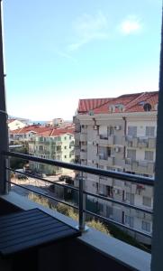 balcón con vistas a algunos edificios en Apartment Nika Budva, en Budva