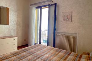 um quarto com uma cama e uma porta de vidro deslizante em Luxury Apartments Campofelice em Campofelice di Roccella