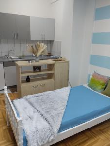 - une petite cuisine avec un lit dans une chambre dans l'établissement Apartman (stan na dan) M&M 2 Prijedor, à Prijedor