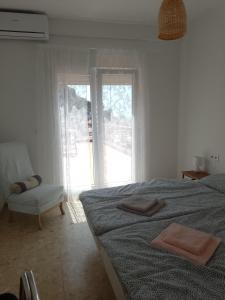 1 dormitorio con 1 cama, 1 silla y 1 ventana en Cassa Beata en La colina, en Cullera