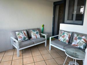 Posezení v ubytování Prime Position – Dream Holiday Unit in Caloundra!!