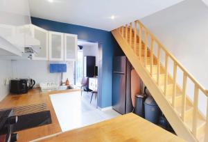eine Küche mit einer Treppe, die in ein Wohnzimmer führt in der Unterkunft Comfortable house 20 min to Paris with garden and BBQ in Épinay-sur-Orge