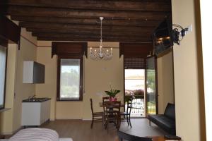 salon ze stołem i jadalnią w obiekcie Locanda La Sosta w mieście Cavaion Veronese