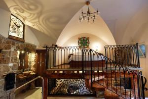 Cette chambre comprend un lit et un lustre. dans l'établissement Templars suite, à Acre