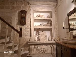 维斯Heritage Rooms Kut的一间设有楼梯和花瓶窗户的房间