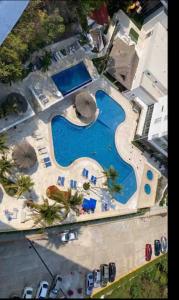 una vista aérea de una piscina en un complejo en Dpto con Espectacular Vista al Mar Acapulco Diamante - Condominio TorreBlanca, en Acapulco