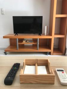 una caja de madera en el suelo con TV en Apartamento Pilar, en Gandía