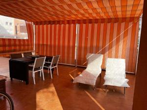 un comedor con mesa y sillas en una habitación en Apartamento La Manga Del Mar Menor, en La Manga del Mar Menor