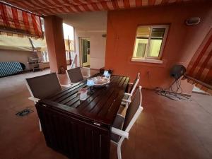 a wooden table and chairs in a living room at Apartamento La Manga Del Mar Menor in La Manga del Mar Menor
