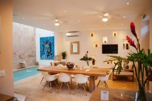 comedor con mesa, sillas y piscina en Billini Hotel, Historic Luxury, en Santo Domingo