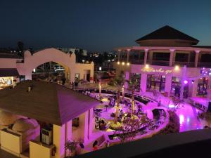 eine Luftaufnahme eines Resorts bei Nacht in der Unterkunft Aldau Heights in Hurghada