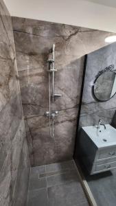 ein Bad mit einem Waschbecken und einer Dusche in der Unterkunft Hidden Sunset in Selca