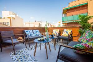 patio z krzesłami i stołami na balkonie w obiekcie Art Apartments Alicante w Alicante
